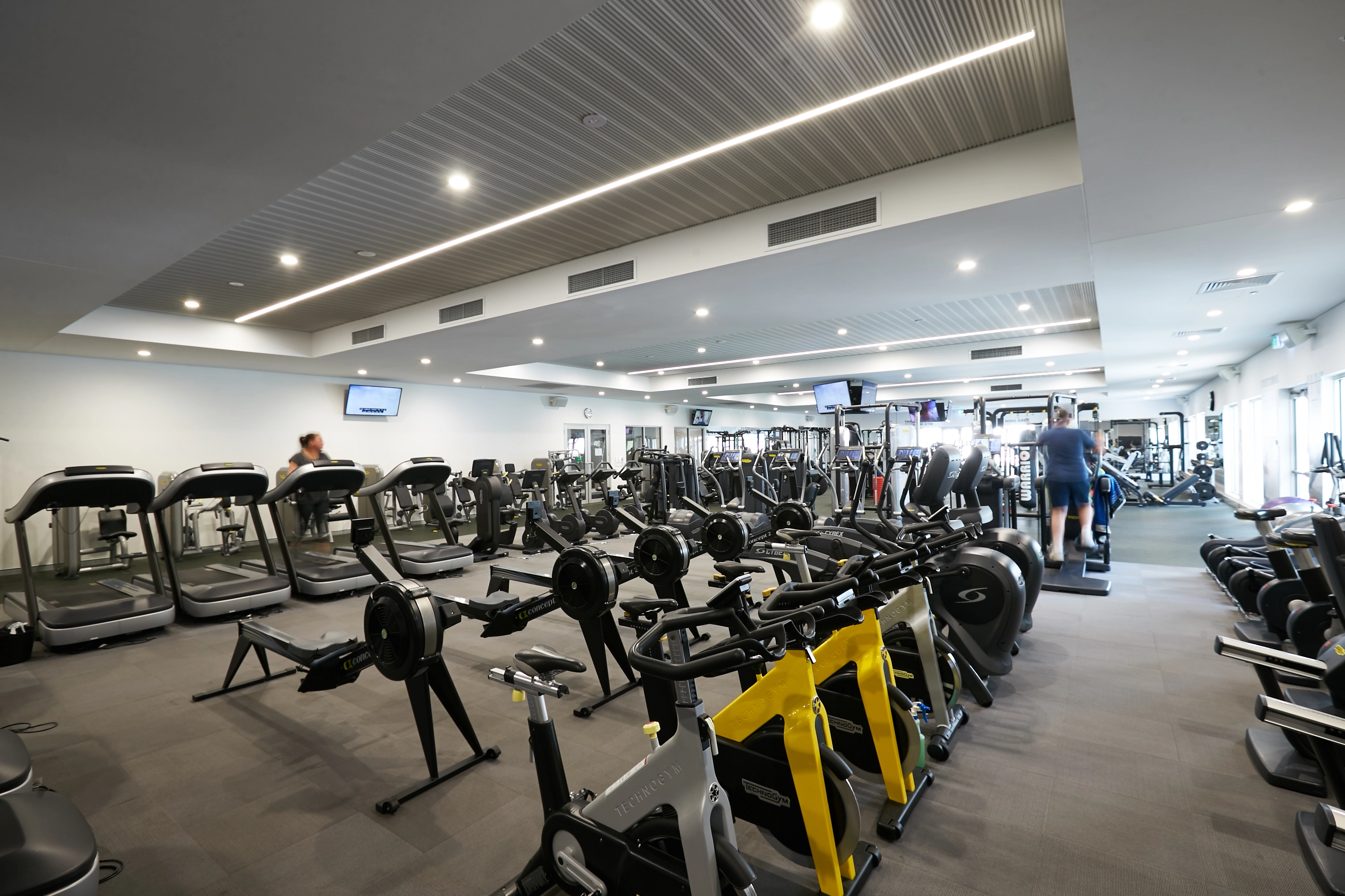 Cardio equipment with rowing machines, bikes and treadmills. 
